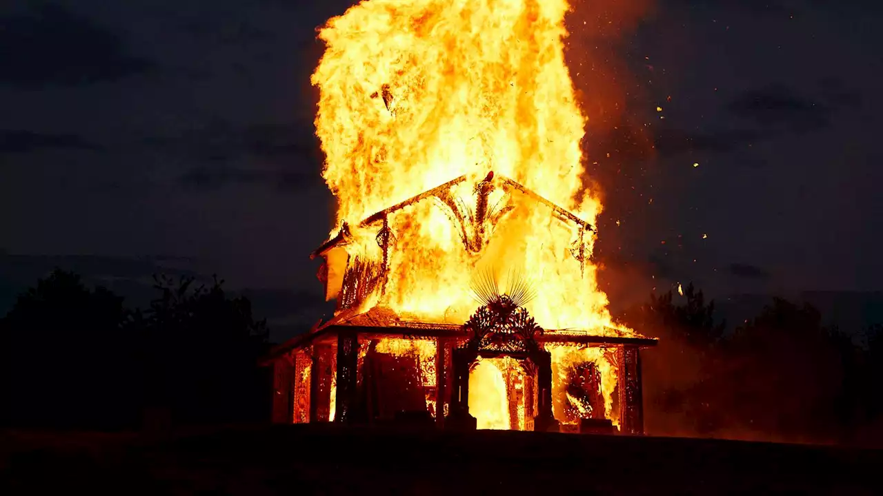 COVID-19: More than 10,000 people watch coronavirus memorial burn down in 'cathartic moment of rebirth'