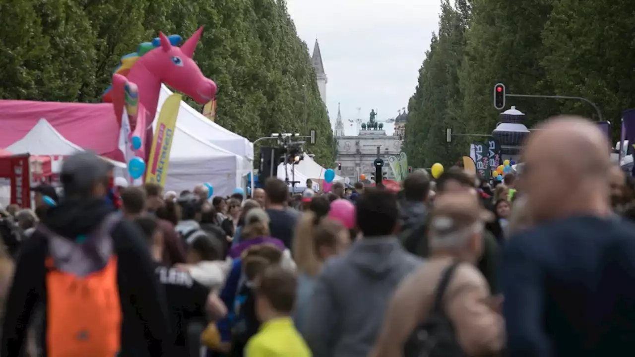 München: Feiernde strömen auf den Corso Leopold