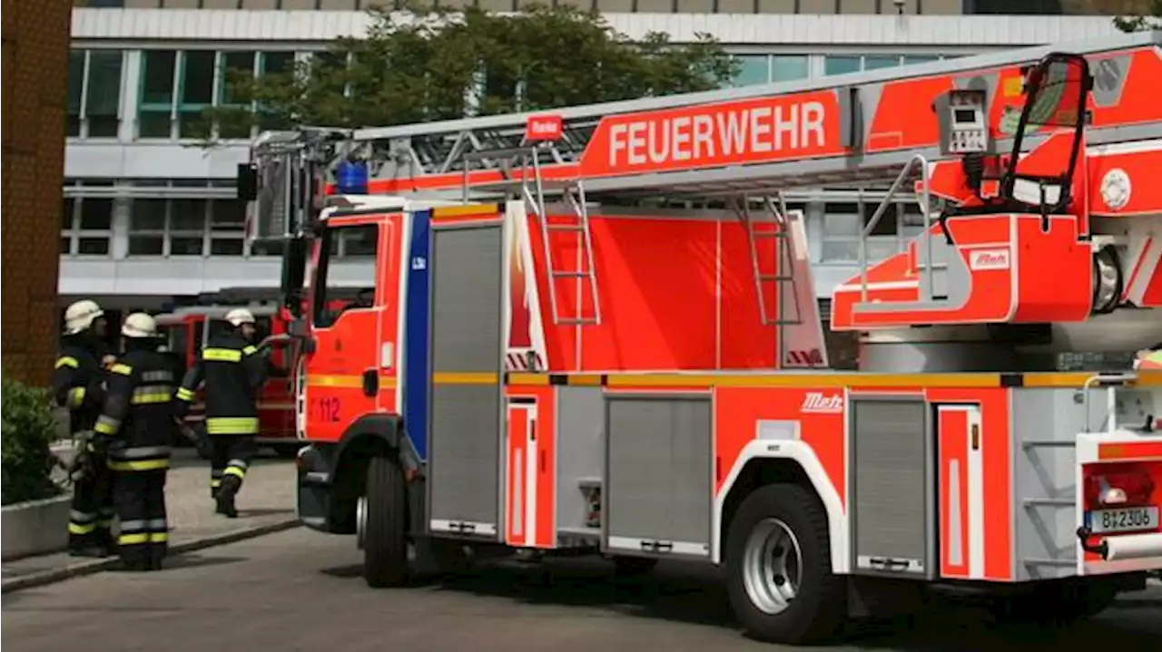 Feuerwehr evakuiert Hochhaus in Berlin-Mitte