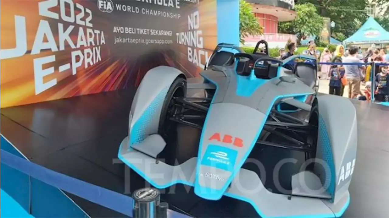 Replika Mobil Balap Formula E Dipamerkan di Bundaran HI