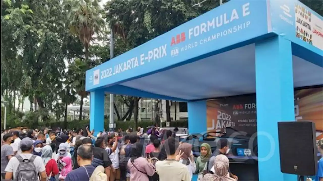 Warga Antusias Lihat Replika Mobil Balap Formula E di Car Free Day Bundaran HI