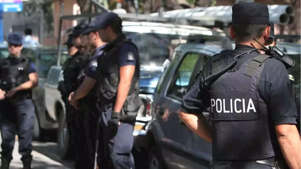 Un delincuente golpeó a tres policías tras ser detenido por robar un celular