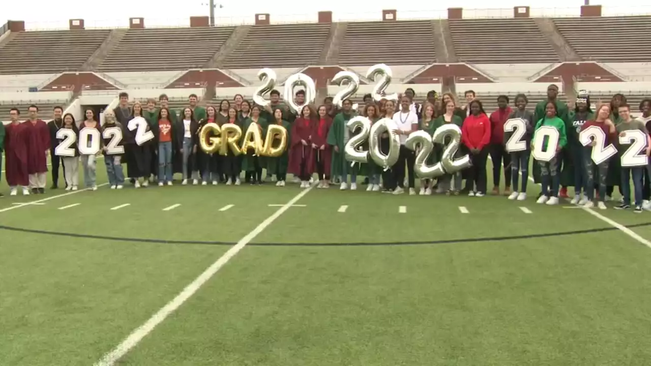 Texas high school has 35 pairs of twins and 1 set of triplets in 2022 graduating class