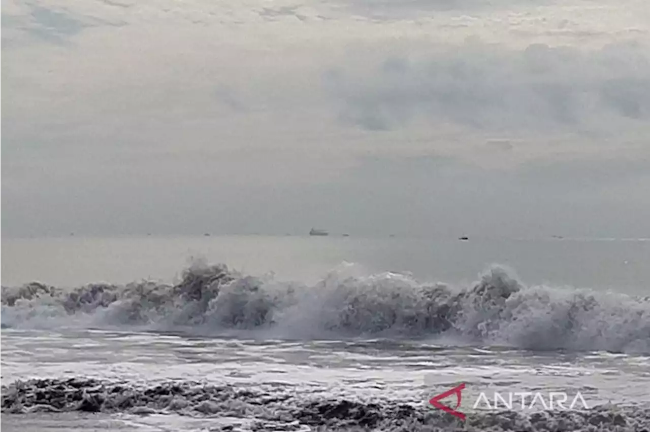 BMKG imbau wisatawan waspada gelombang tinggi pantai selatan Jabar-DIY