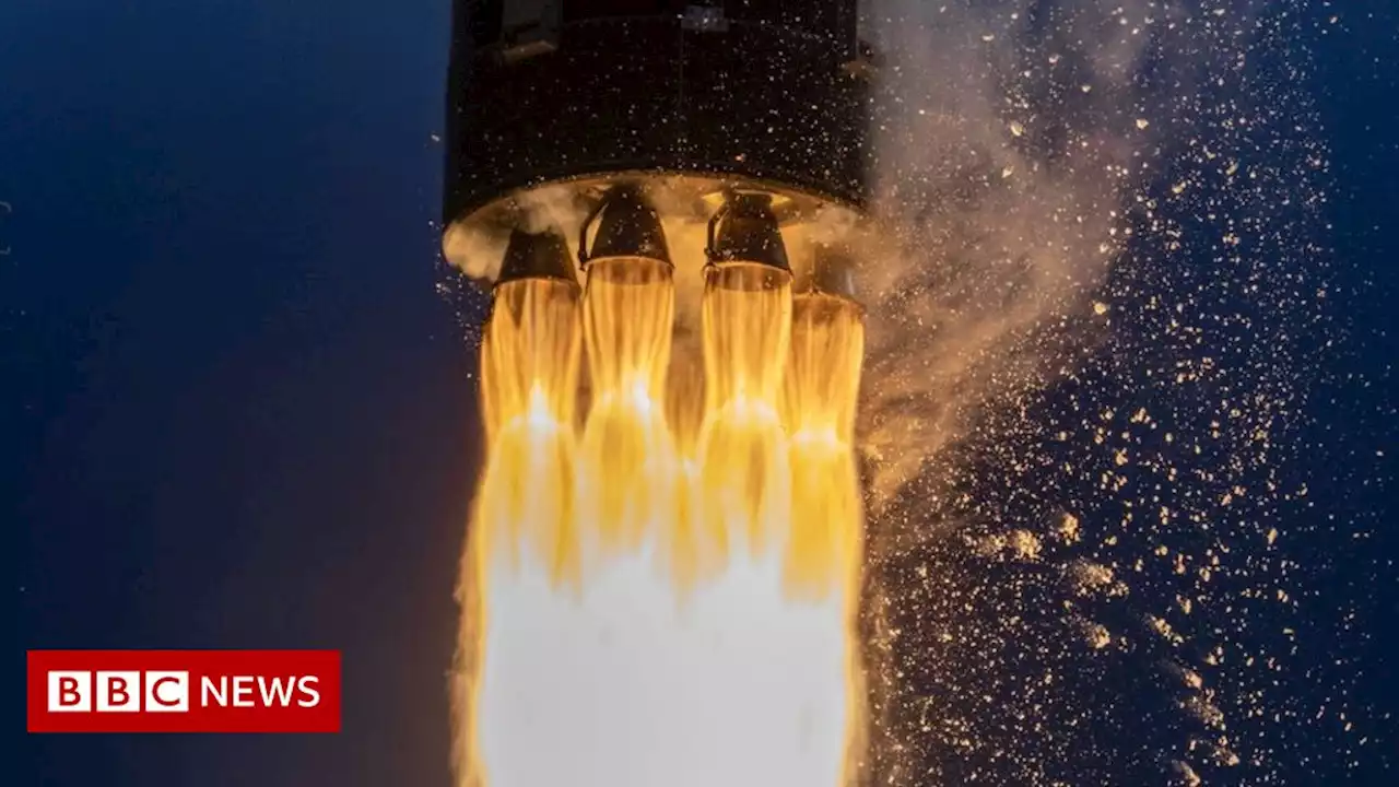 Rocket Lab: Helicopter catches returning booster over the Pacific