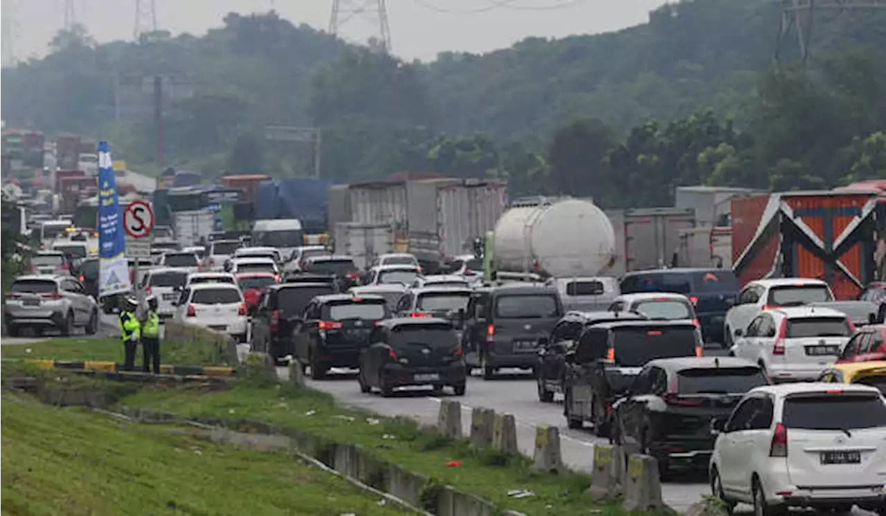 Jalan Tol Jakarta-Cikampek Masih Padat di Hari Kedua Lebaran