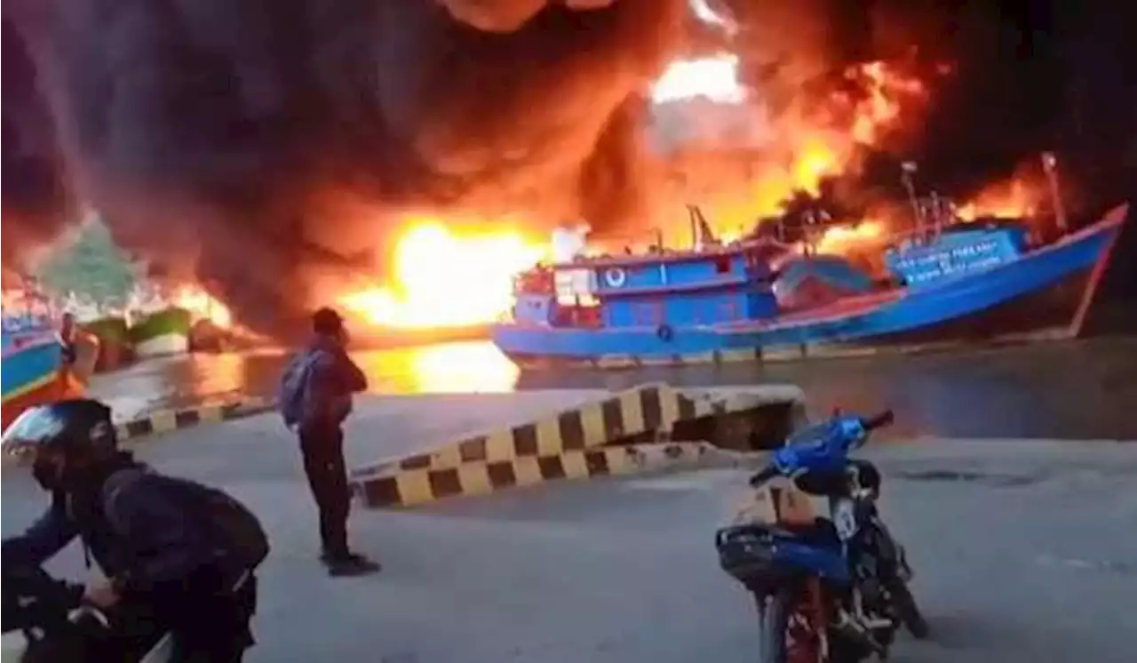 Sejumlah Kapal Nelayan di Dermaga Batere Cilacap Terbakar