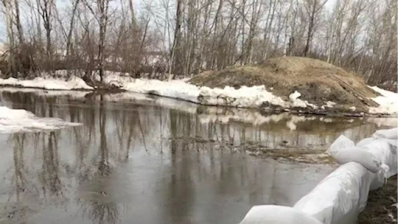 Some Manitoba Interlake roads flooded, one community on 'high alert' to evacuate | CBC News