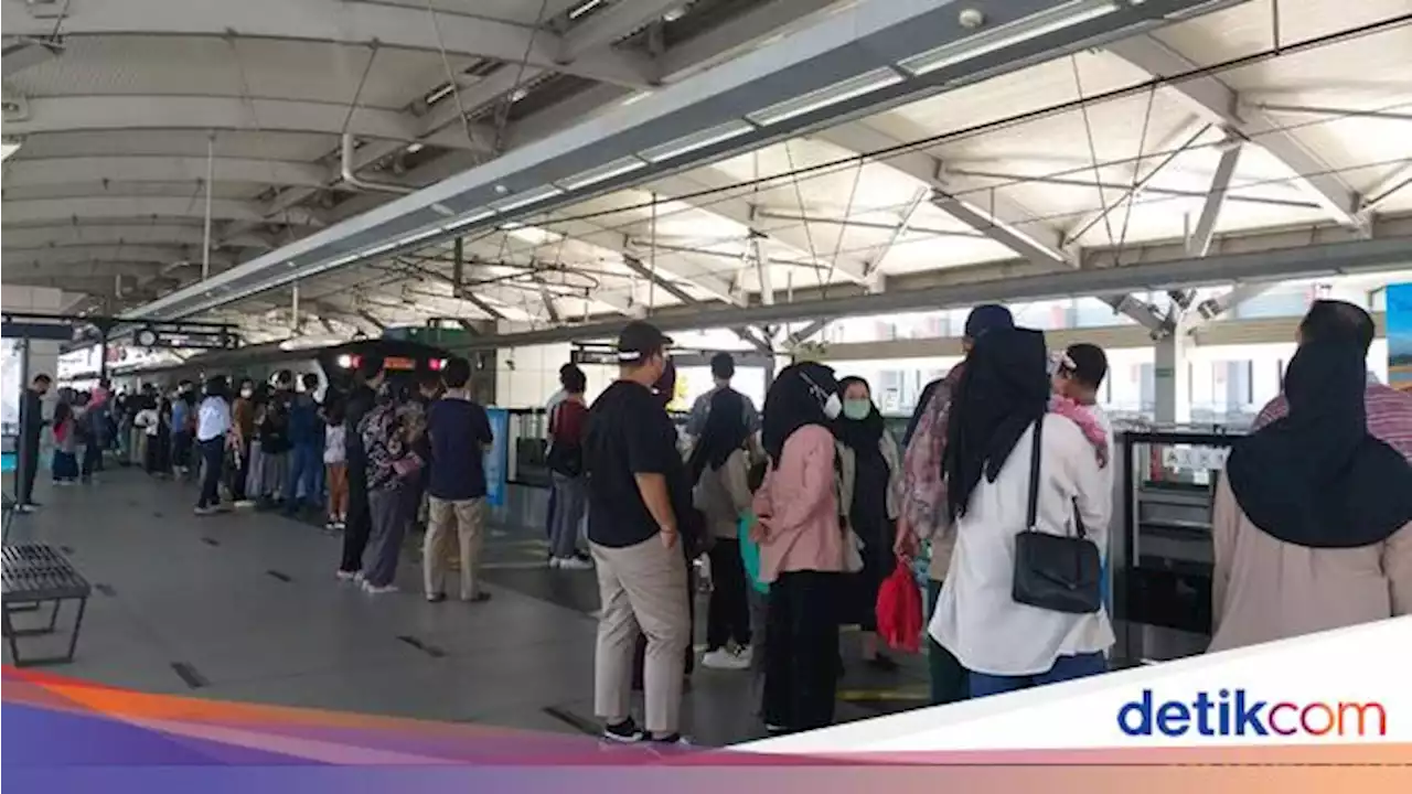 Lebaran Kedua 2022, MRT Jakarta Diserbu Warga