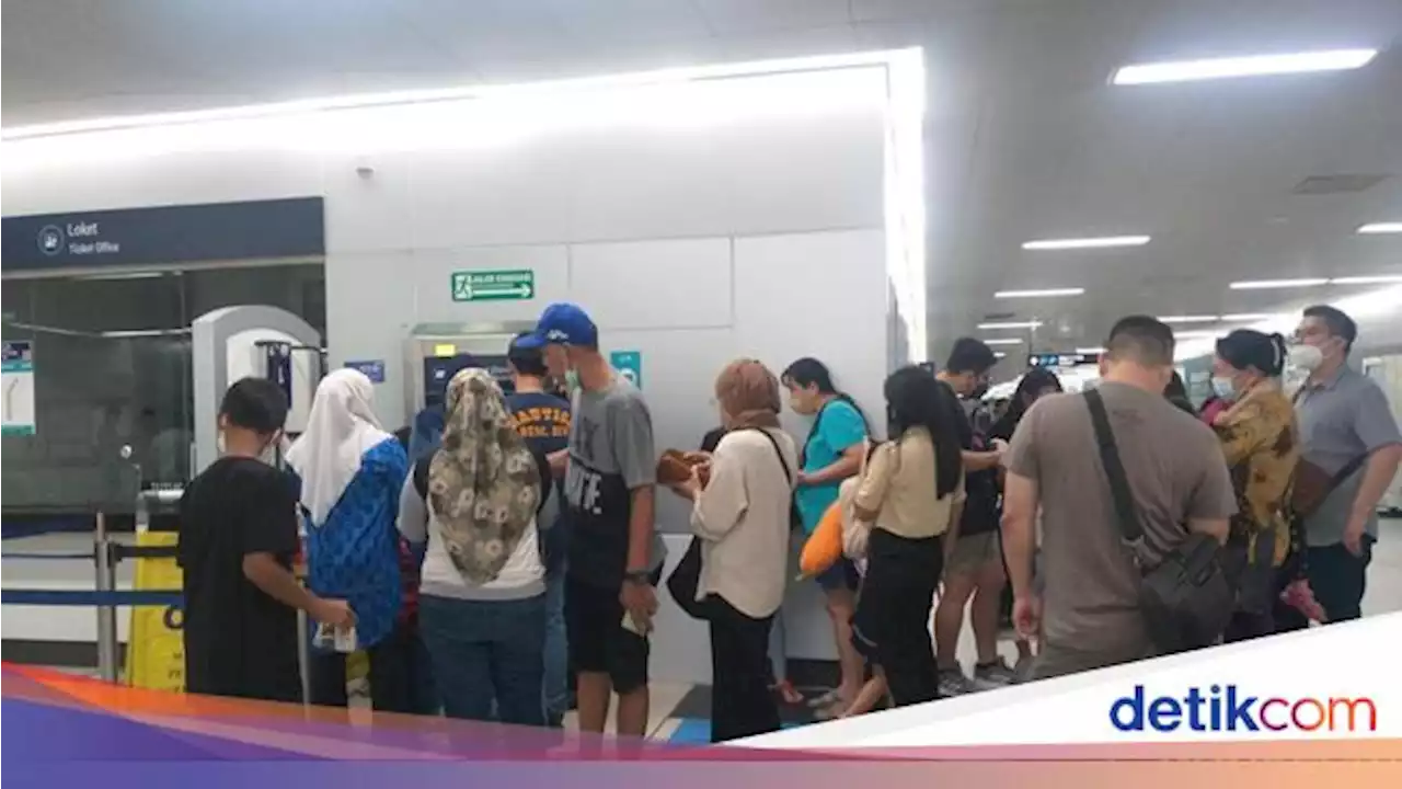 Loket Tiket Ditutup, Antrean di Stasiun MRT Menumpuk