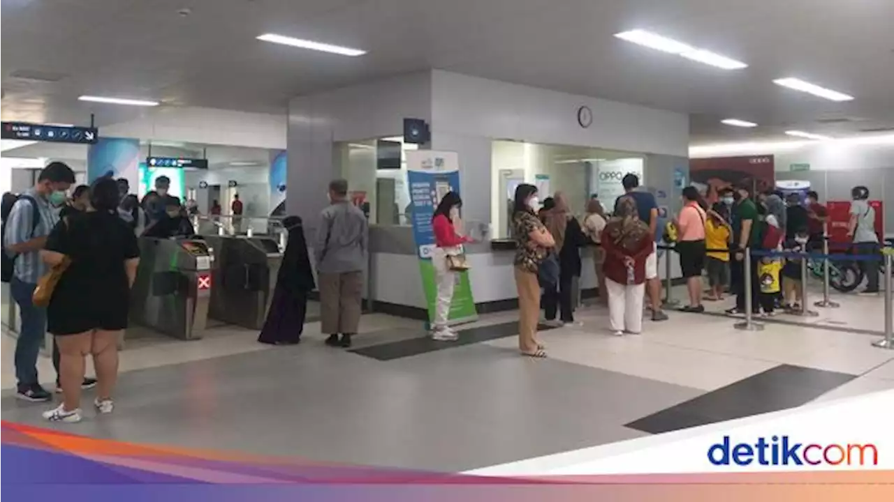 Padatnya MRT Jakarta Diserbu Warga buat Berlibur