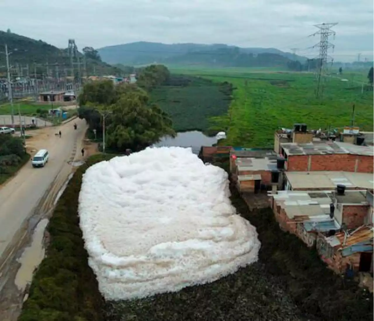 CAR ya controló emergencia por espuma contaminada en río cerca de Bogotá