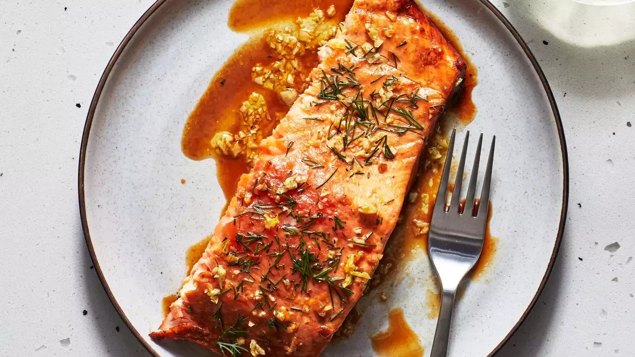 This Easy Grilled Salmon With Lemon-Garlic Herb Butter Leaves No Mess Behind