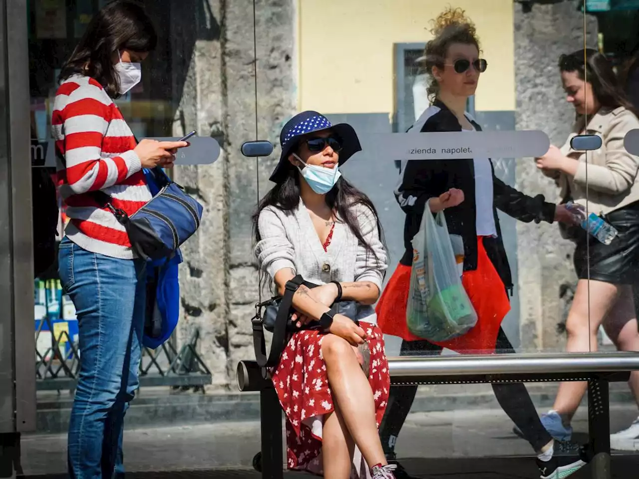 Via l'obbligo, ma la mascherina resiste