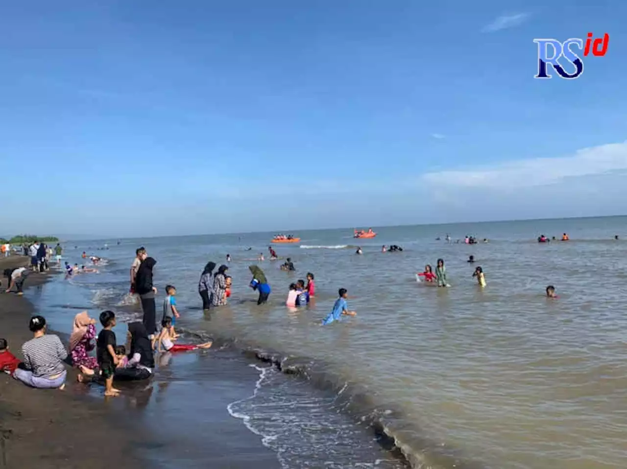 Libur Lebaran, Ribuan Wisatawan Padati Pantai Indah Kemangi Kendal