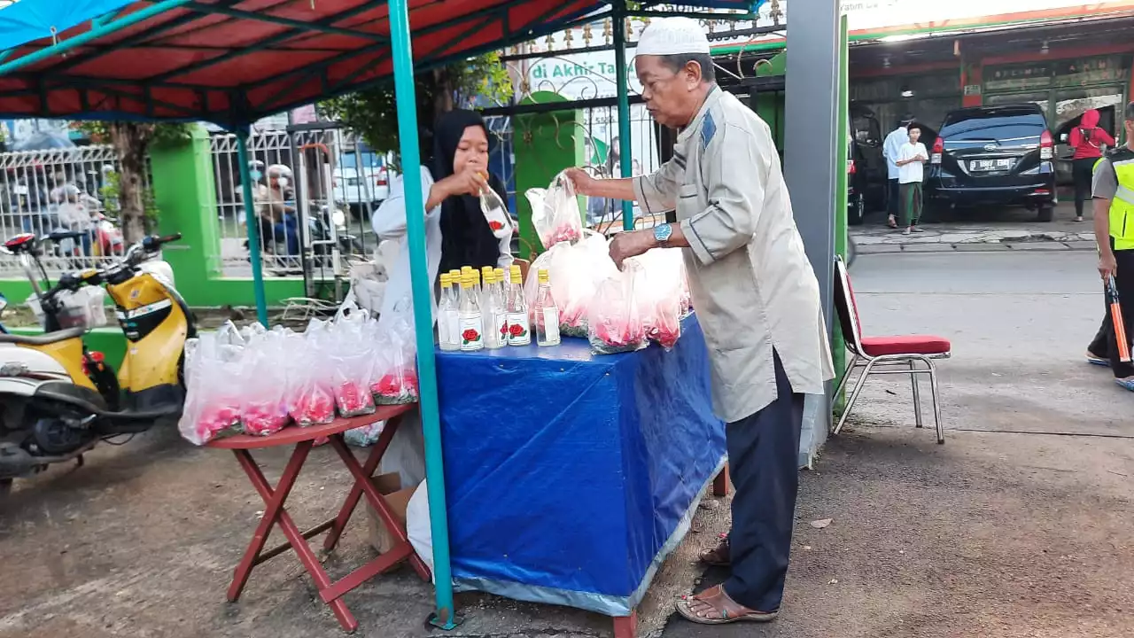 Hari Kedua Lebaran TPU di Depok Diserbu Peziarah, Pedagang Kembang Kebanjiran Cuan