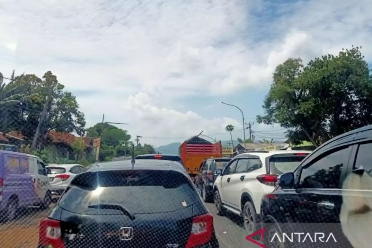 Jalur Cianjur-Bandung Macet Parah, Antrean Kendaraan 'Mengular' Hingga 15 Kilometer