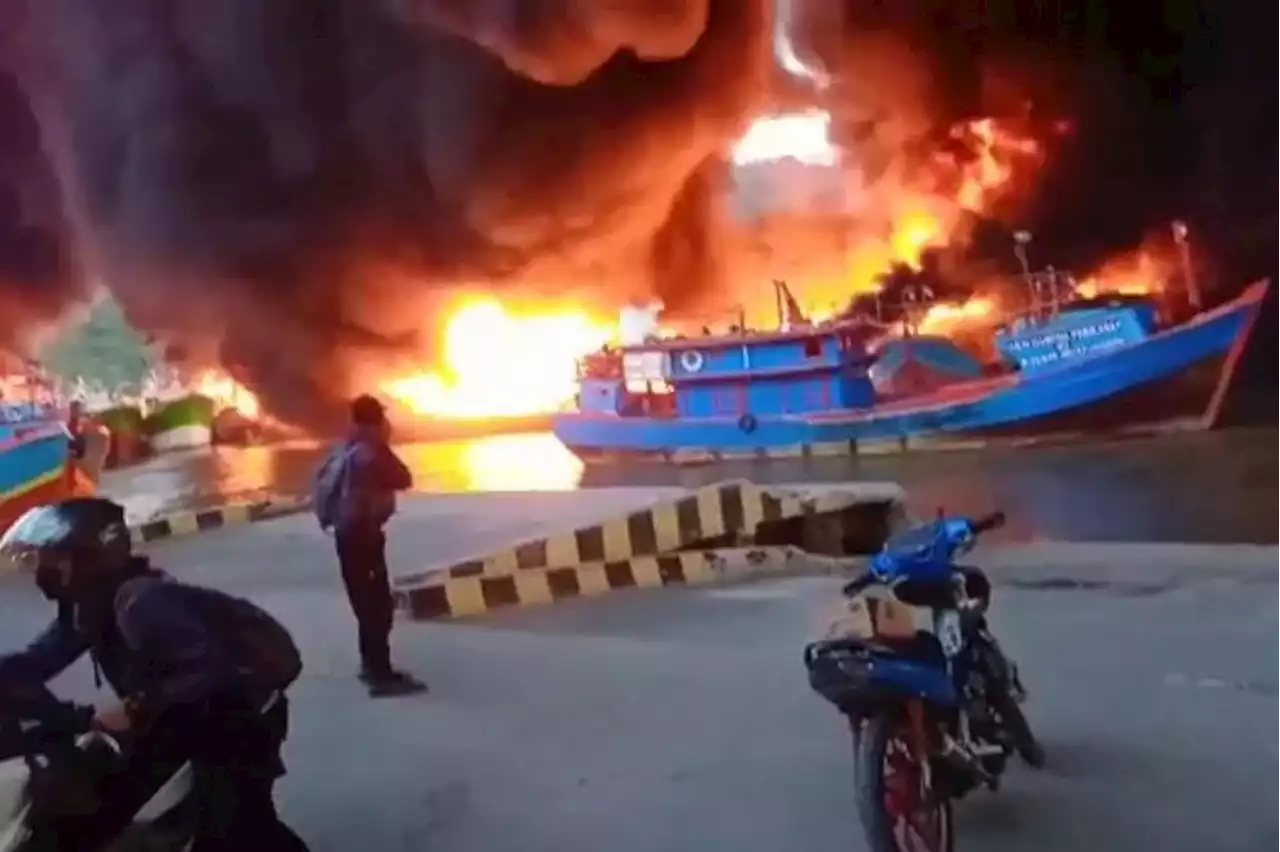 Kebakaran Hebat di Dermaga Batere Cilacap, Sejumlah Kapal Nelayan Ludes Terbakar