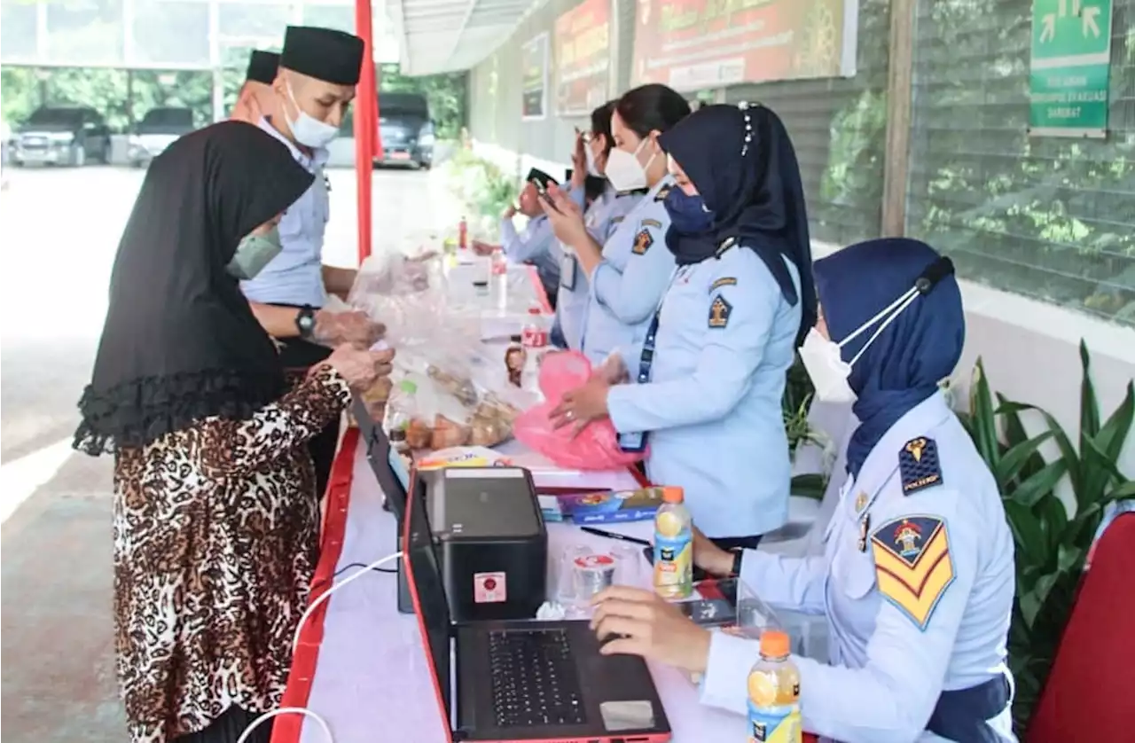 Layanan Drive Thru Makanan Khas Lebaran di Rutan Kelas I Depok Kebanjiran Pengunjung