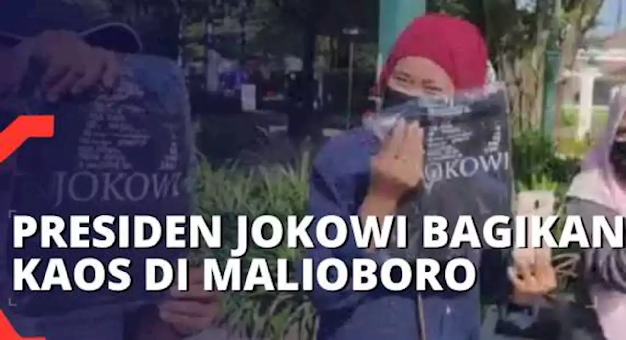 Lebaran di Yogyakarta, Jokowi Bagikan Kaos ke Sejumlah Warga di Malioboro