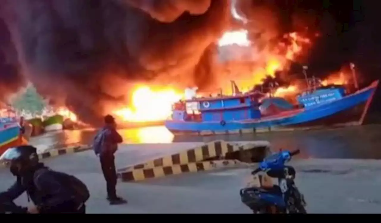 Puluhan Kapal Nelayan di Dermaga Batere Cilacap Kebakaran hingga Keluarkan Gas