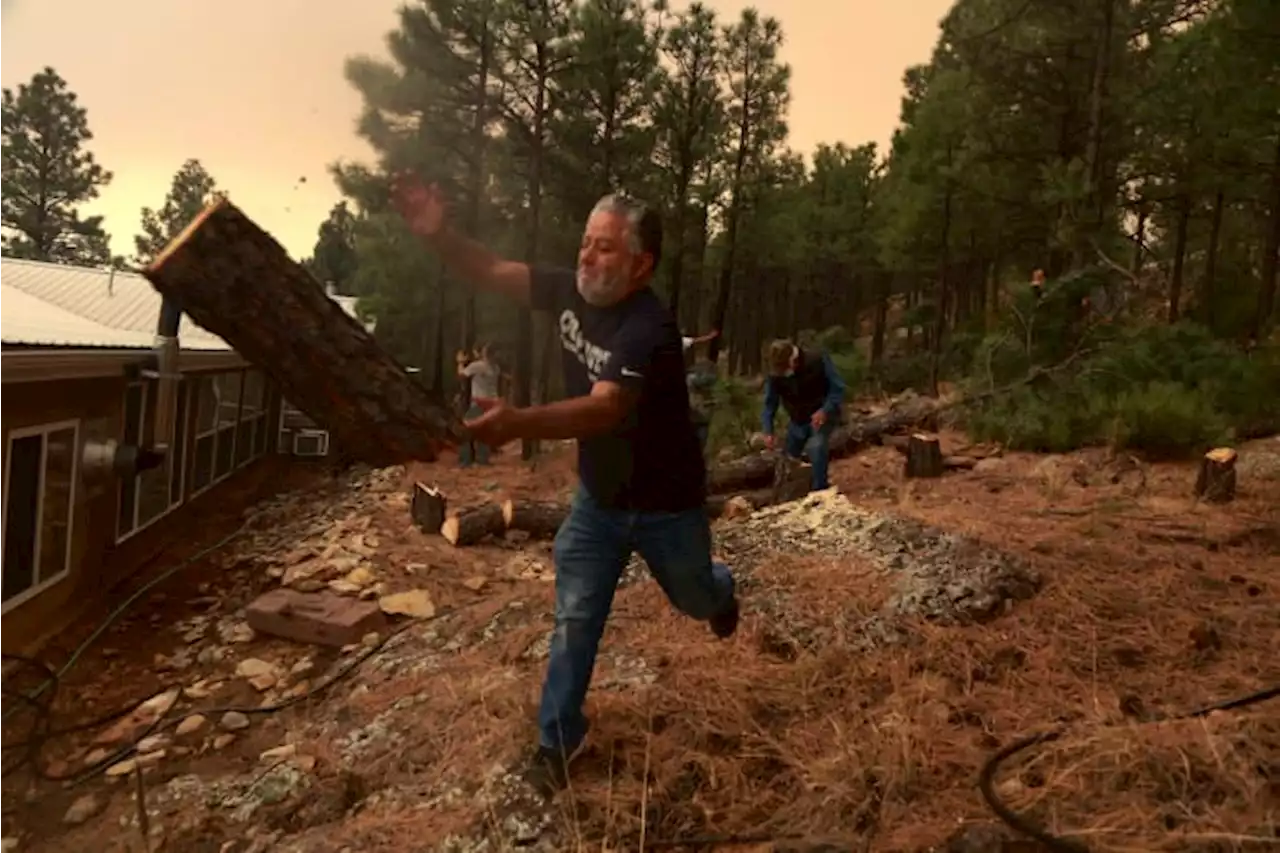 As wildfire closes in, New Mexico residents prepare to flee