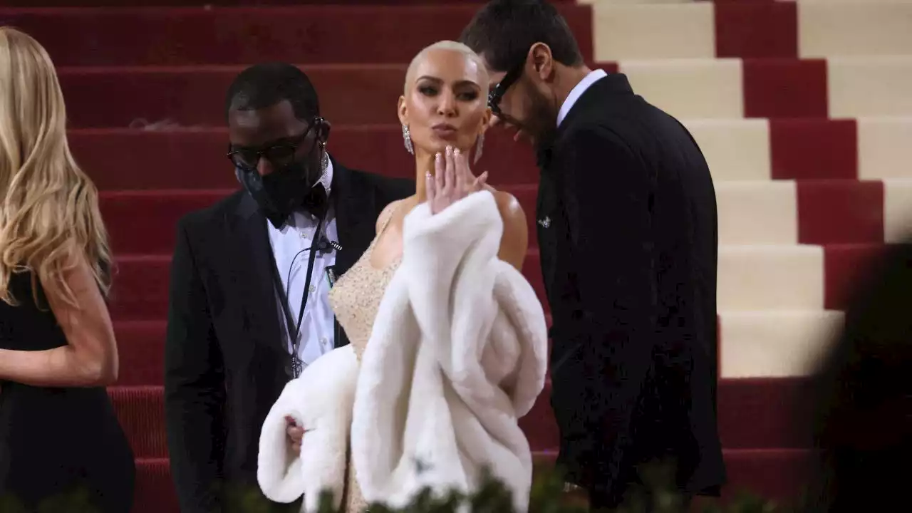 Met Gala: Kim Kardashian ruba la scena nei panni di Marilyn Monroe. Chiara Ferragni e Fedez in nero, vestiti da Donatella Versace