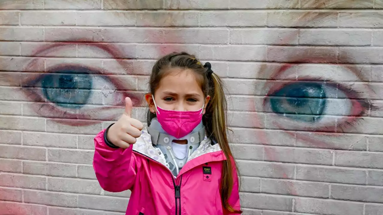 Napoli, la bimba ferita in un agguato firma il “suo” murale ora riqualificato