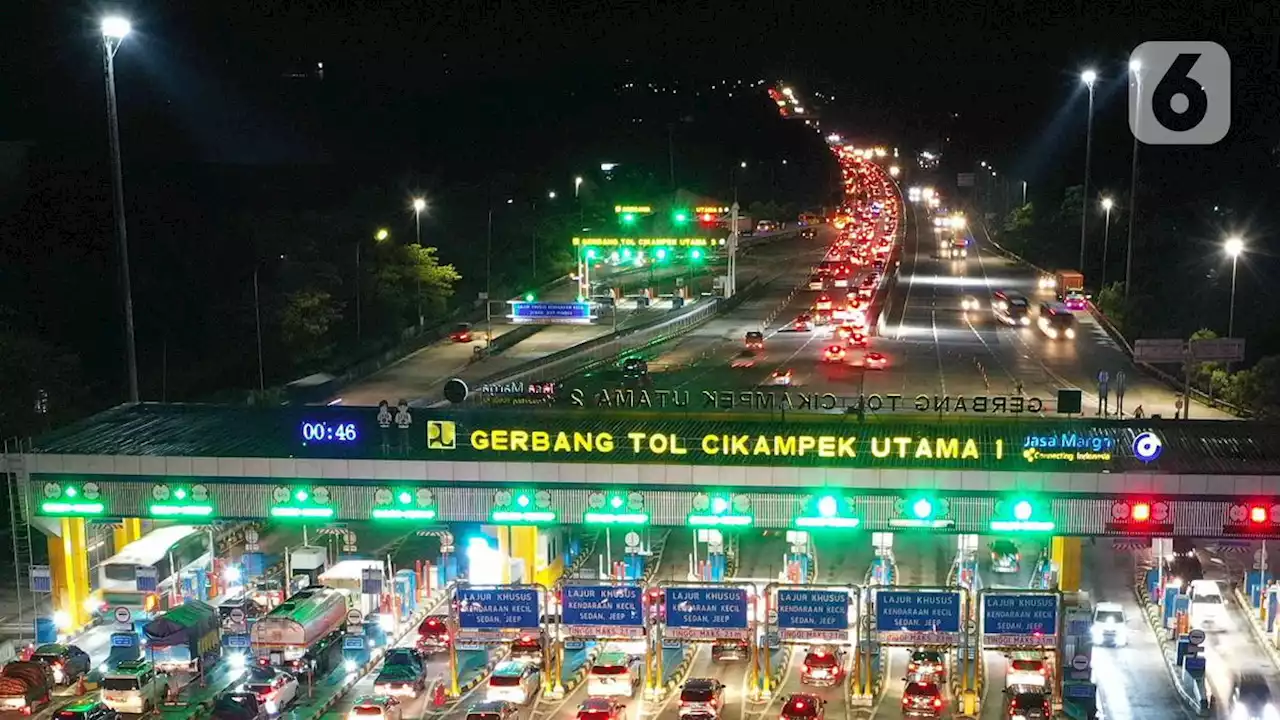 Tol Layang MBZ Arah Cikampek Masih Tetap Padat di Hari Kedua Lebaran