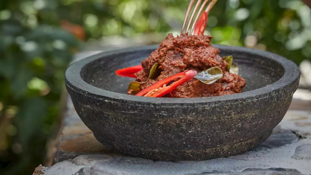 Viral Kisah Wanita Kehilangan Rendang 4 Kg karena Salah Masuk Mobil