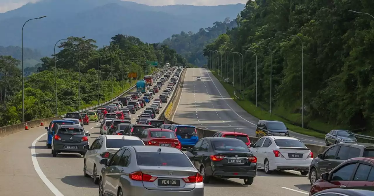 Heavy East Coast-bound traffic at Gombak toll plaza on second day of Raya | Malay Mail