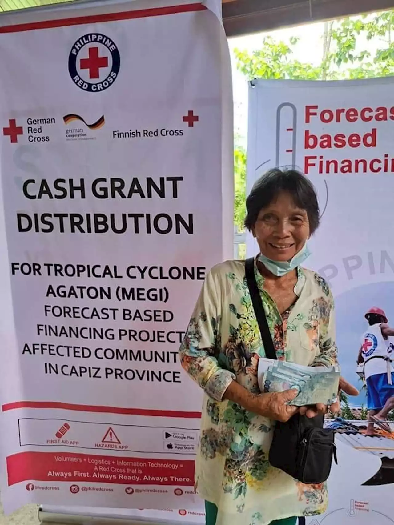 ‘Agaton’-affected families in Capiz receive cash assistance from PH Red Cross