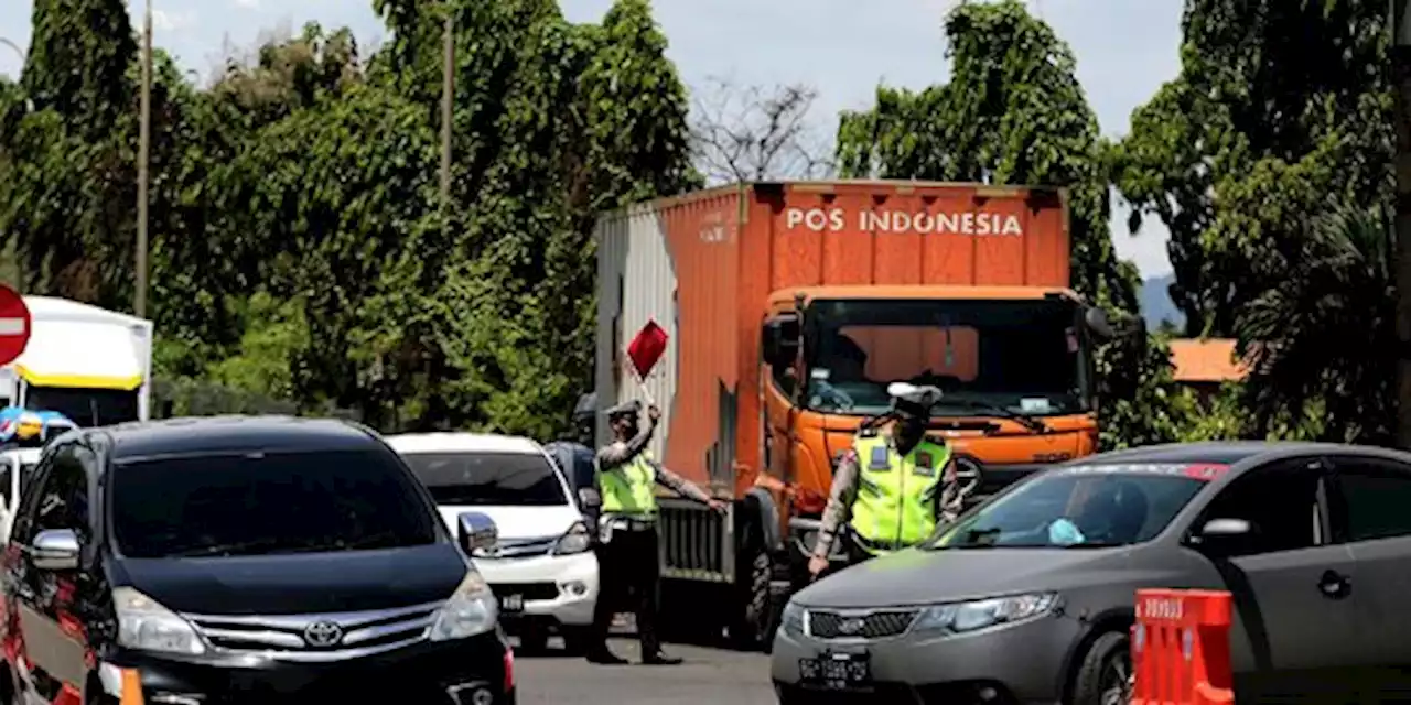 Cerita Pengendara Terjebak Enam Jam di Jalur Bandung-Cianjur Akibat Macet | merdeka.com