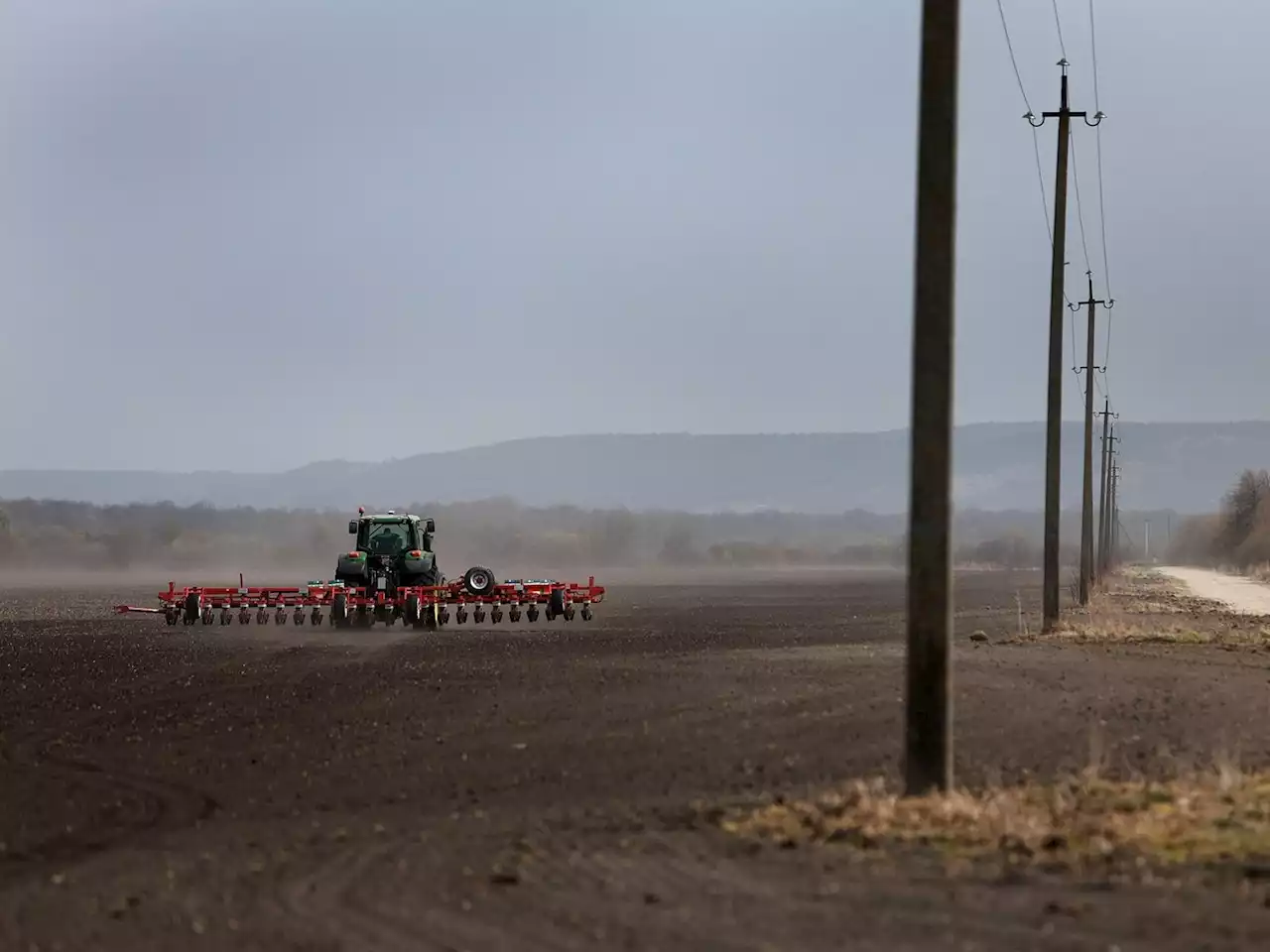 John Deere dealership remotely locks R80m worth of farm vehicles, that were stolen by Russian troops | Businessinsider