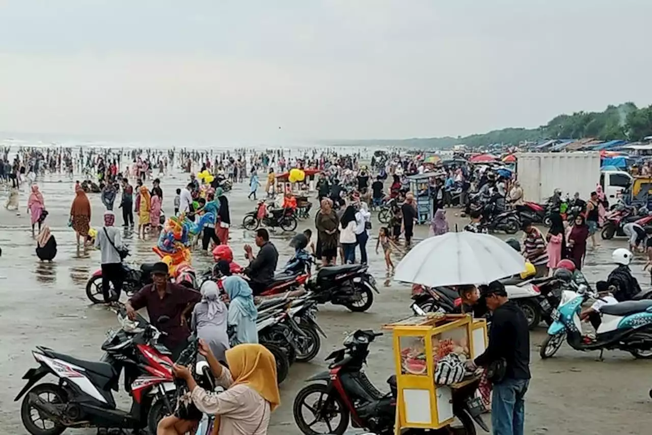 Libur Lebaran 2022, Pantai Bagedur di Kabupaten Lebak Banten Mulai Dipadati Wisatawan - Pikiran-Rakyat.com