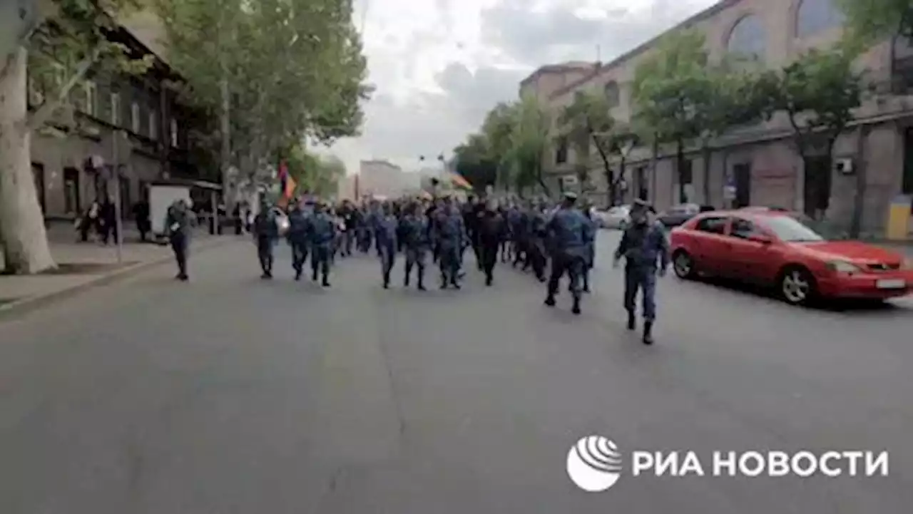 В Ереване полиция начала задерживать оппозиционеров