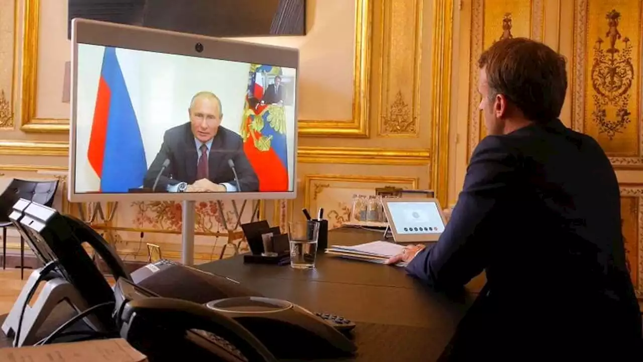 Macron al telefono con Putin per due ore: 'Paesi Ue non mandino più armi'