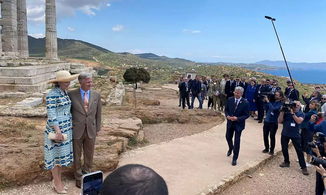 Visite d'Etat en Grèce: le couple royal visite le temple de Poséidon et un centre pour réfugiés