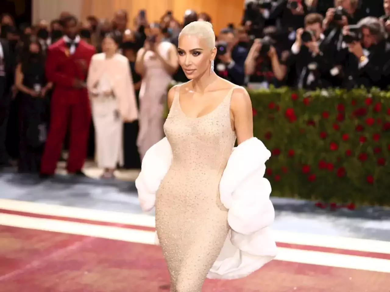 Kim Kardashian Poured Herself Into Marilyn Monroes Happy Birthday Mr President Dress For 5636