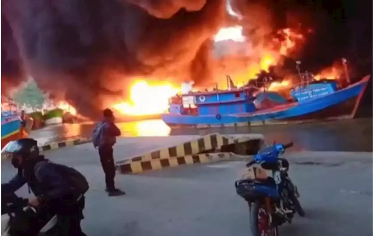 Ditinggal Berlebaran, Sejumlah Kapal di Dermaga Batere Cilacap Terbakar