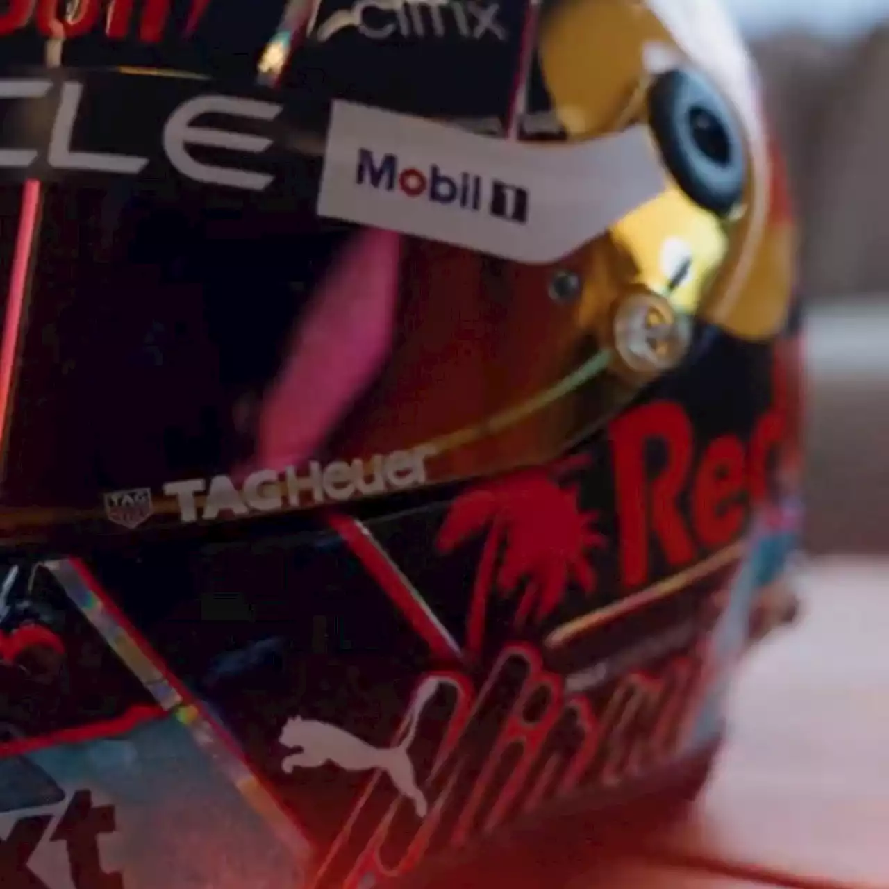 Formula 1, casco in stile &quot;Miami Vice&quot; per Verstappen