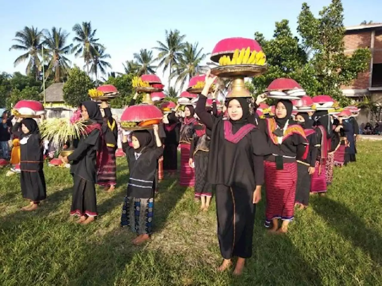 Festival Ngejot di Lombok, Ada Duta Seserahan dengan Sampak di Atas Kepala