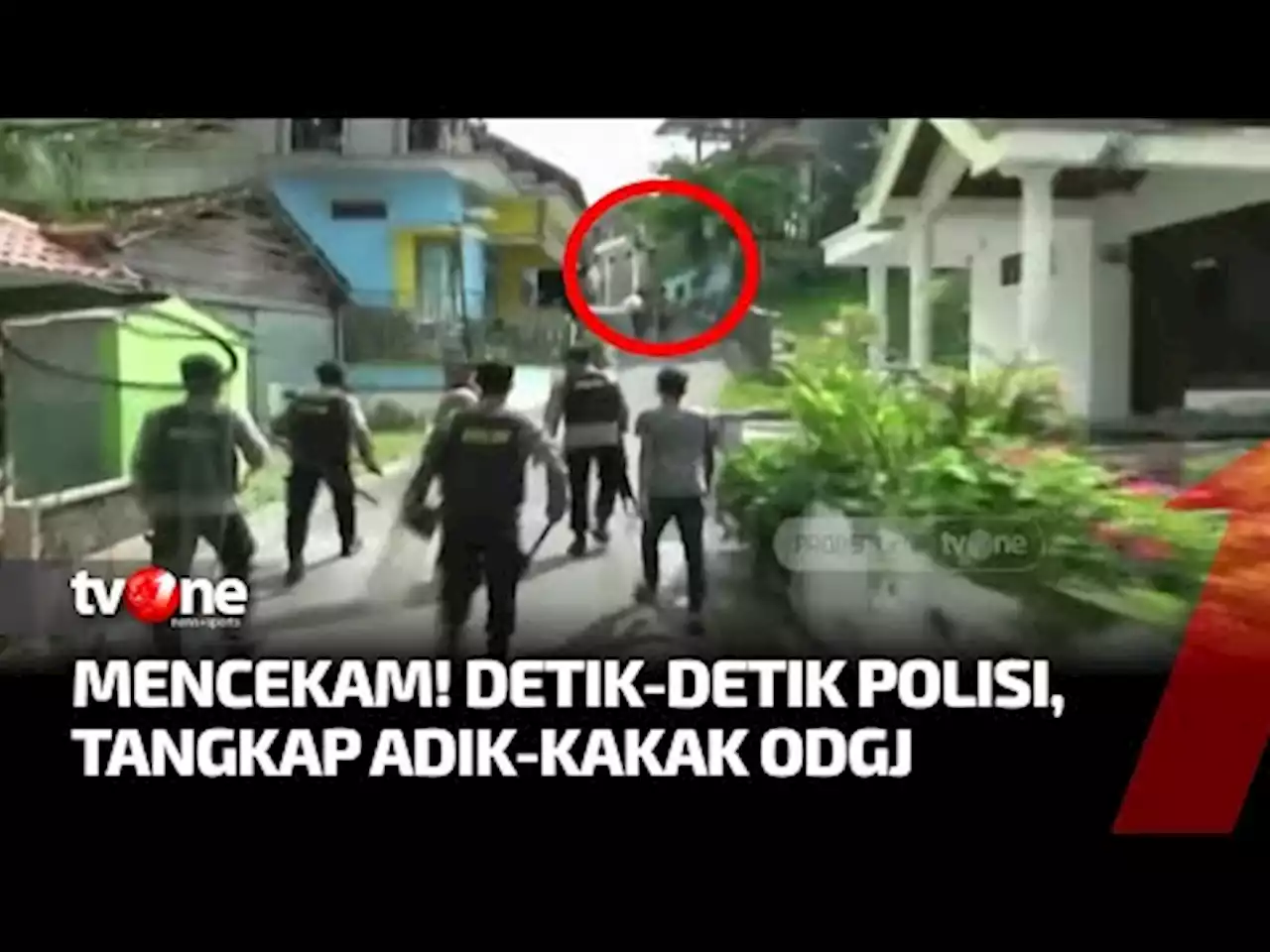 Menegangkan! Detik-detik Penangkapan ODGJ, Ancam Polisi Pakai Senjata Tajam - tvOne