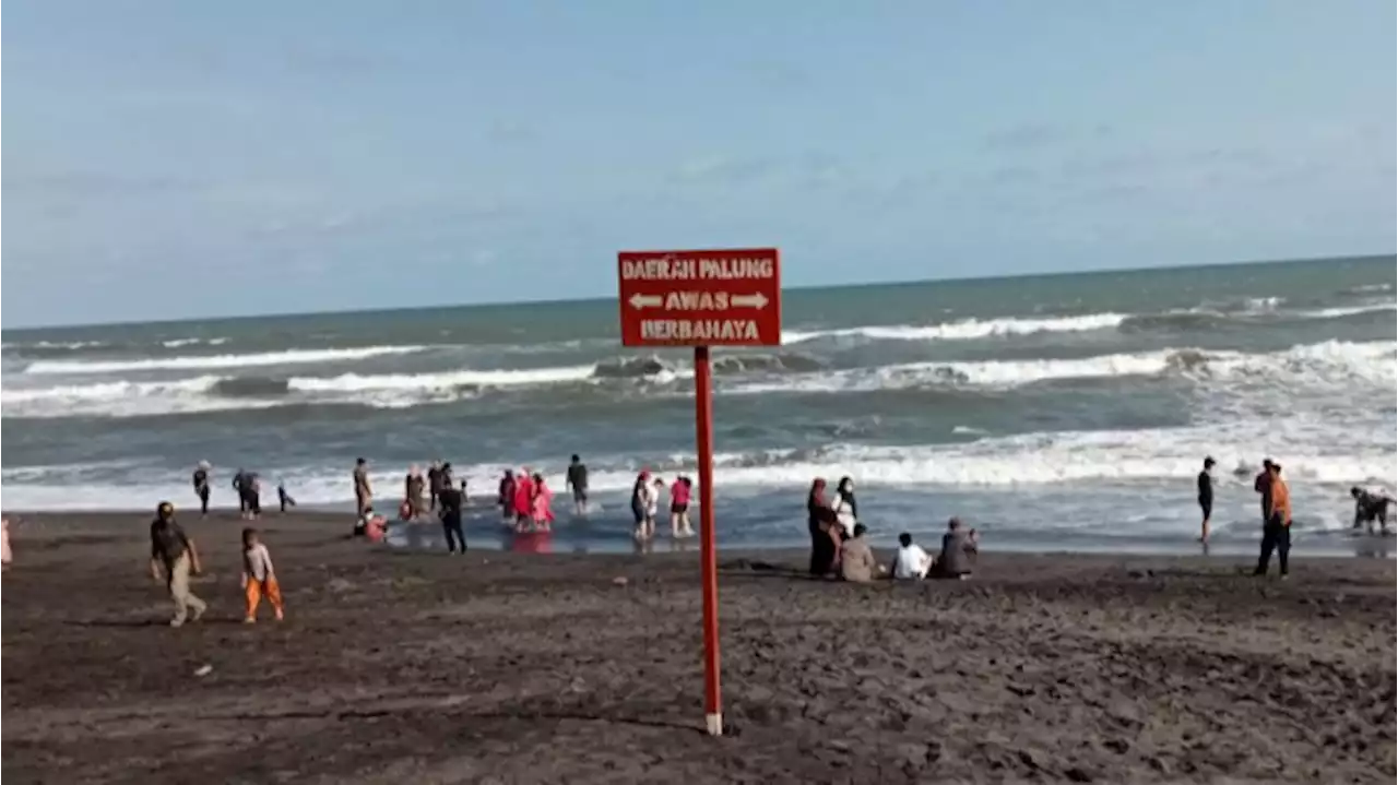 SAR Bantul Imbau Wisatawan Pantai Waspada Gelombang Tinggi