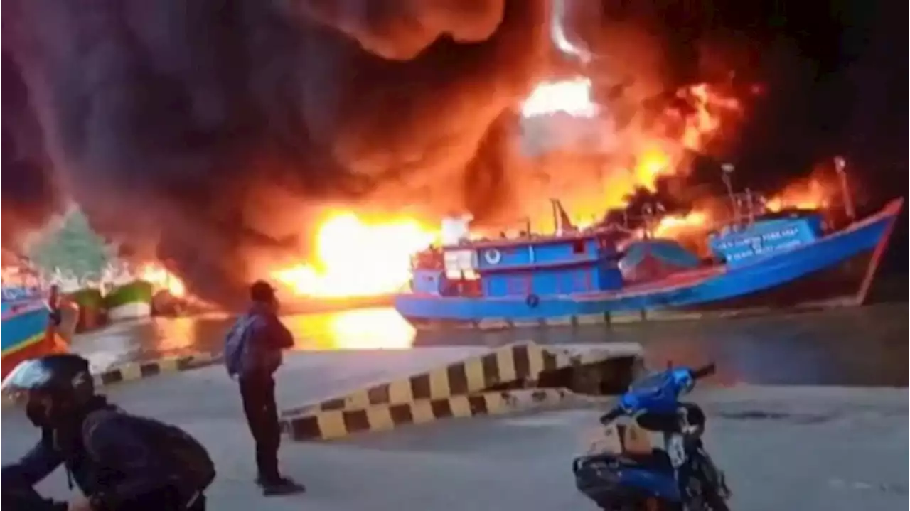 Sejumlah Kapal Nelayan di Dermaga Batere Cilacap Terbakar