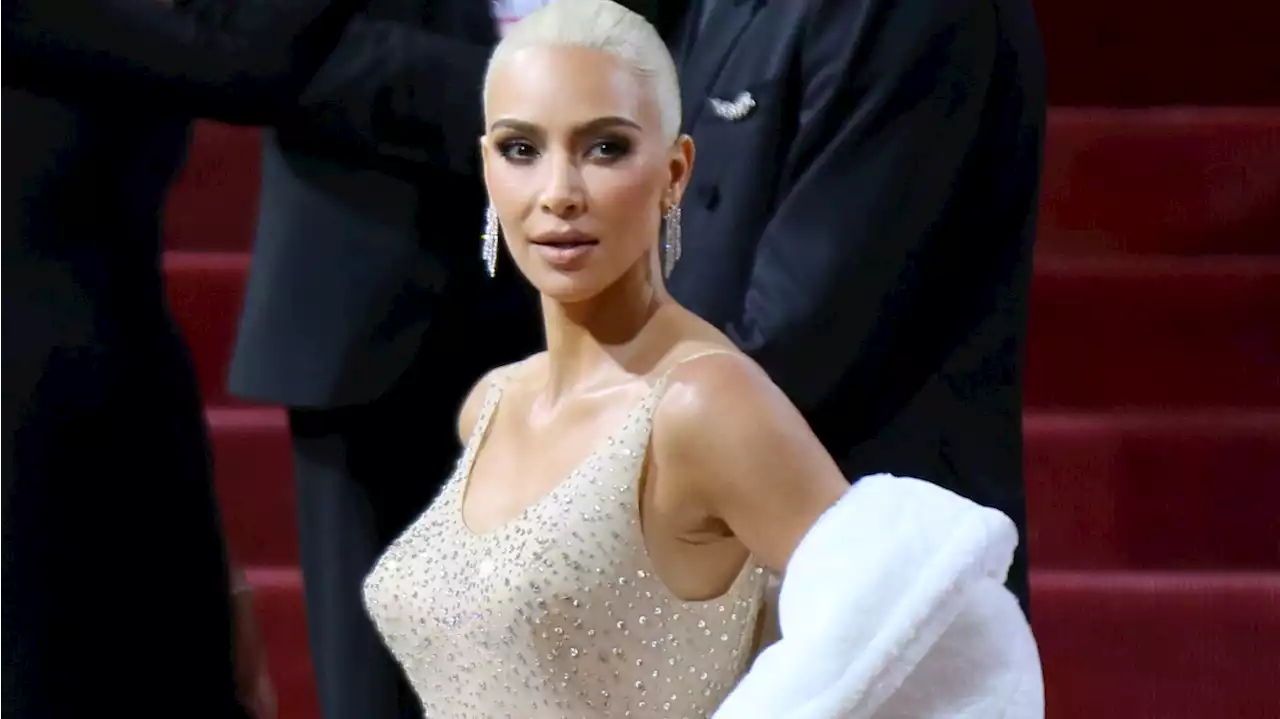 Kim Kardashian questa volta è Marilyn Monroe, l'abito è lo stesso del 1962