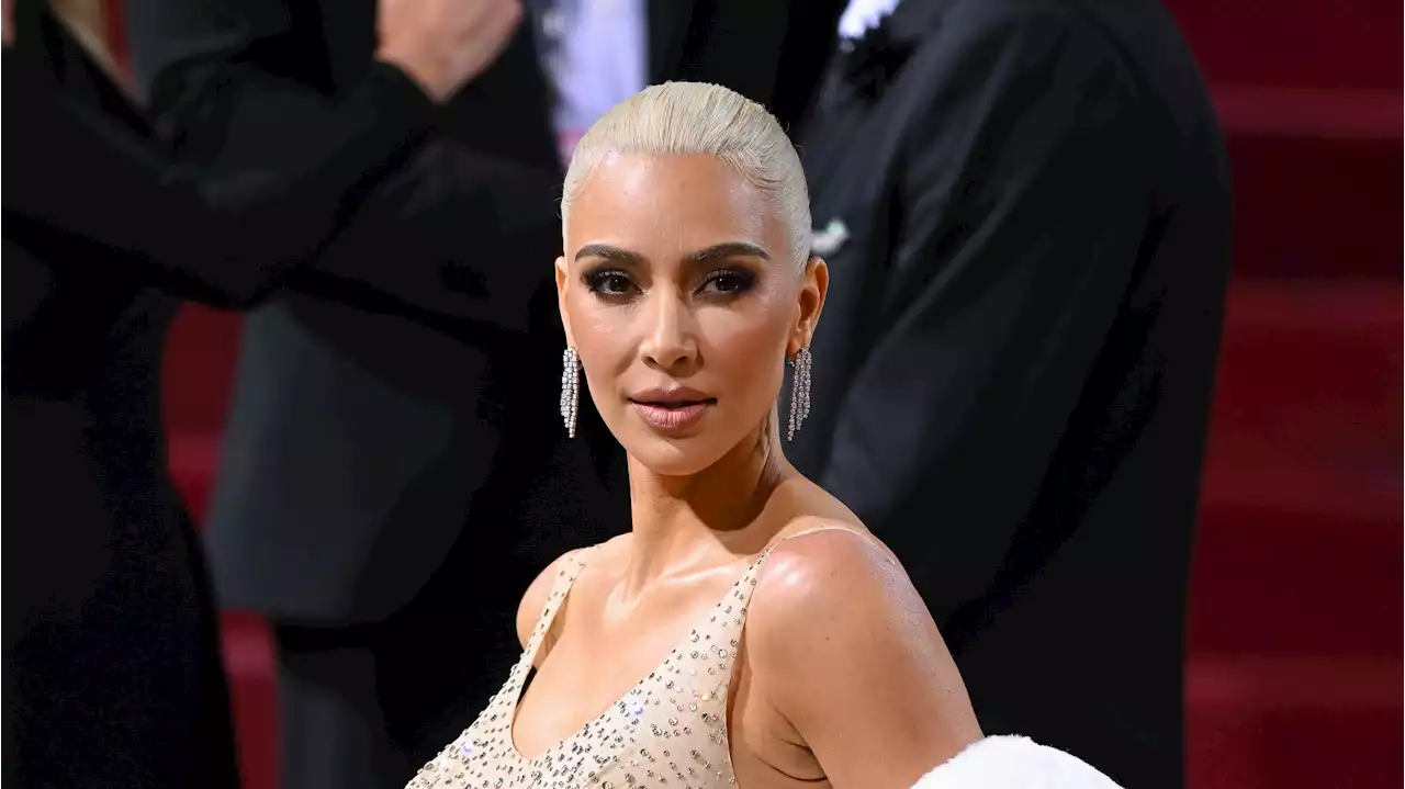 Met Gala 2022: dal castano al biondo platino, la trasformazione in 14 ore di Kim Kardashian