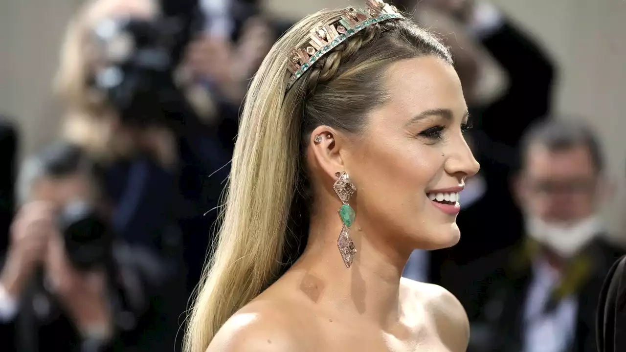 Blake Lively ha dei capelli da principessa delle favole sul tappeto rosso del Met Gala 2022