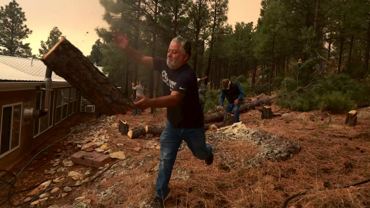 As wildfire closes in, New Mexico residents prepare to flee