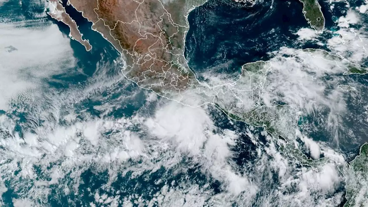 Season's 1st hurricane aims heavy hit at Mexico tourist zone